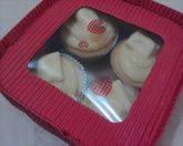 Cupcakes de baunilha com brigadeiro branco e morangos